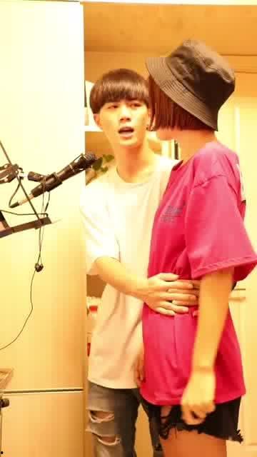 网红东北小夫妻唱歌视频,网红视频引网友热议