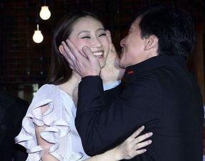 明星接吻 视频,明星接吻瞬间，情感火花四溢